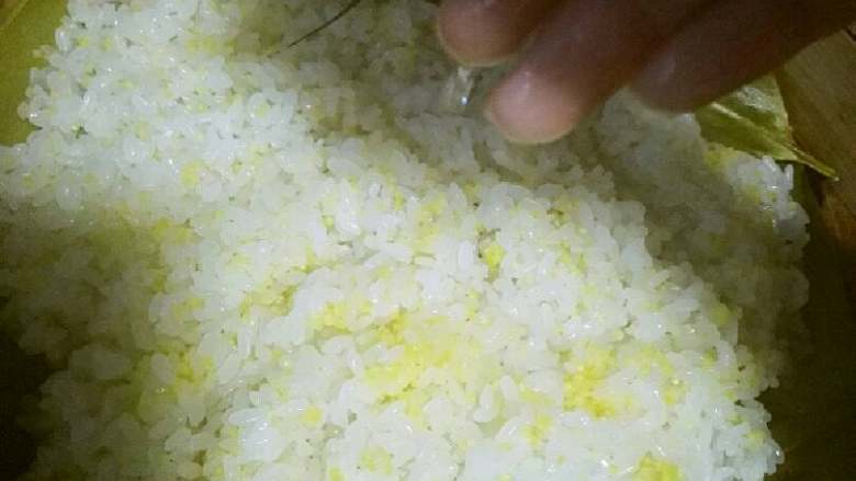 #年夜饭#八宝糯米饭,糯米放入蒸锅蒸熟,大概20分钟,我量不多,多的要30分钟,因为家里有小孩在蒸期间我撒了点开水,这样米饭会比较柔软