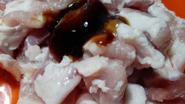 “白菜炒五花肉”绅士私房菜,<a style='color:red;display:inline-block;' href='/shicai/ 428'>五花肉</a>切片加入<a style='color:red;display:inline-block;' href='/shicai/ 894'>黄酒</a>10克，耗油5克抓匀腌制片刻