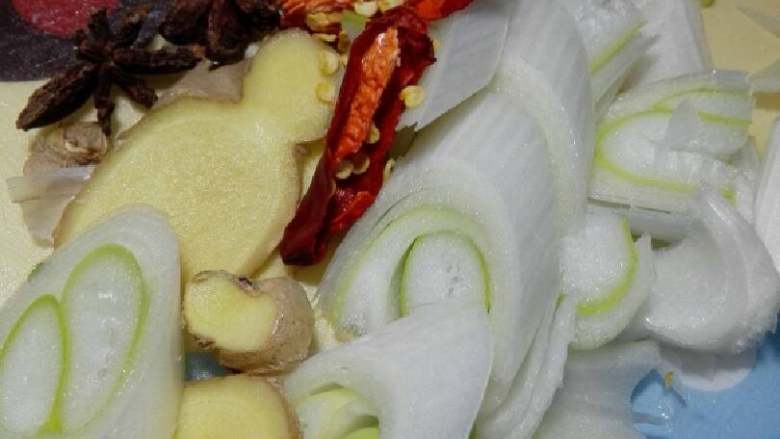“白菜炒五花肉”绅士私房菜,如图:八角 朝天椒 大葱,姜,蒜切好备用