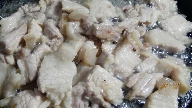 “白菜炒五花肉”绅士私房菜,锅内烧油至8成热煸炒五花肉至焦黄色即可捞出