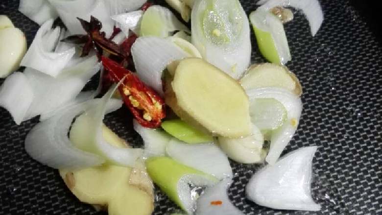 “白菜炒五花肉”绅士私房菜,大火爆香配料至出香味