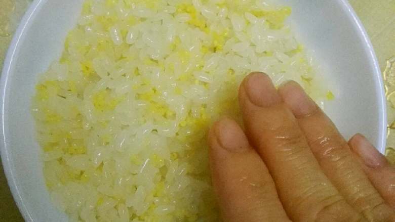 #年夜饭#八宝糯米饭,手洗净弄湿,米饭一点点放,压实(喜欢甜的朋友可以在米饭里拌上糖)因为小孩子吃我就没放了