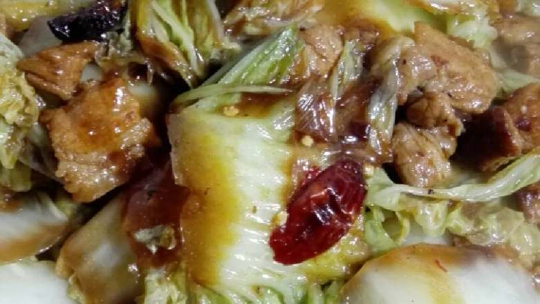 “白菜炒五花肉”绅士私房菜,加入切好的白菜片大火爆炒依次加入少量盐 和味精 ,<a style='color:red;display:inline-block;' href='/shicai/ 755'>苹果醋</a>5克大火收汁即可。