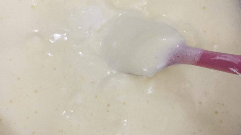 提拉米苏,吉利丁粉倒入40毫升的温水中,搅拌均匀使其溶解。把它在倒入上一步骤中的马斯卡彭中。
