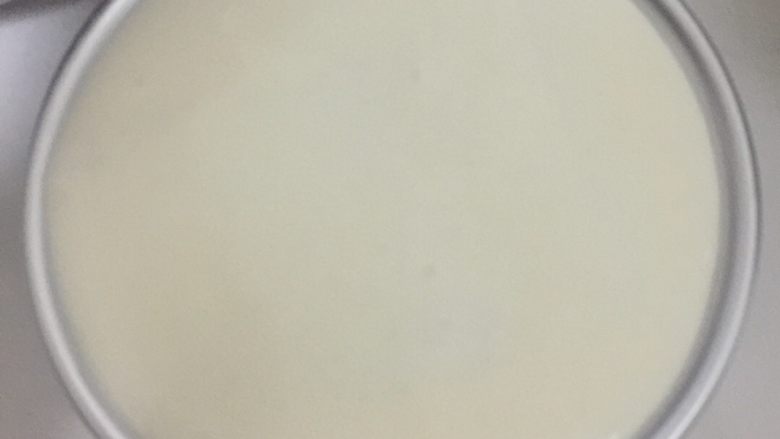提拉米苏,模具底部铺好饼干后,倒入一点马斯卡彭,量是大概覆盖了饼干的量。再铺一层咖啡酒饼干,在倒入马斯卡彭。放进冰箱冷藏6小时以上。