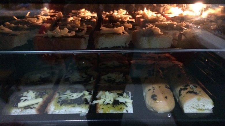 海苔烤面包,放入烤箱,180度,10分钟,如果可以,最好5分钟后上下层进行交换