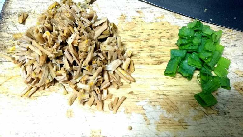 安神汤,泡发好的金针菜洗净切段。葱洗净切段。
