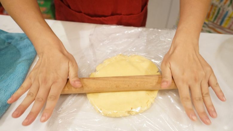 黄油饼干,手绘糖霜饼干底,两面盖上保鲜膜,用擀面杖擀成3公分左右厚薄