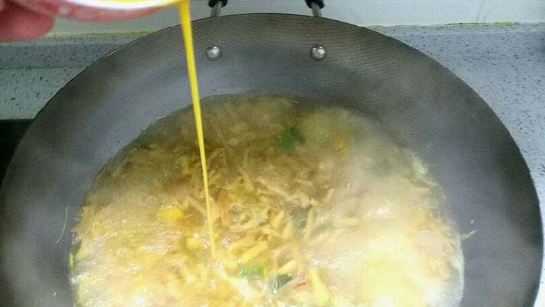 安神汤,煮二三分钟后,将打好的蛋液淋入汤内煮开