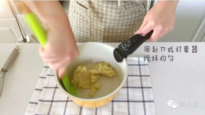 宝宝辅食:啊呜一口,入口即化的棉花蛋糕!,一、烫面蛋黄糊制作
5、将牛奶分3-4次加入,每加入一次就用刮刀或打蛋器搅拌均匀,然后再加入下一次。