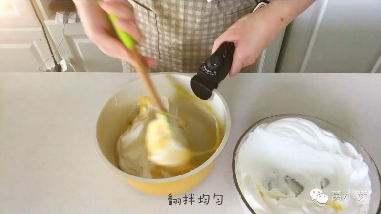 宝宝辅食:啊呜一口,入口即化的棉花蛋糕!,三、蛋黄糊和蛋白霜混合
1、取1/3蛋白霜入蛋黄糊盘中,用刮刀翻拌及切拌均匀,也不一定非要拌到很均匀。