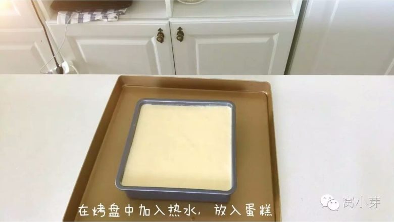 宝宝辅食:啊呜一口,入口即化的棉花蛋糕!,四、入模水浴法烘烤
4、放入蛋糕模具。