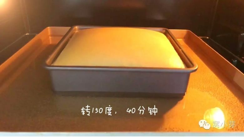 宝宝辅食:啊呜一口,入口即化的棉花蛋糕!,四、入模水浴法烘烤
5、中下层,水浴法,上下管,170度先烤10分钟,然后转150度烤制40分。
》烘烤时间可能因为各家烤箱性能火力不同,烤温和时间可能略有差异,大家一定要摸清楚自家烤箱的脾气哈。
》判断是否烤熟的标准:取一根牙签,轻轻插入蛋糕,取出时没有带出任何组织就差不多了。