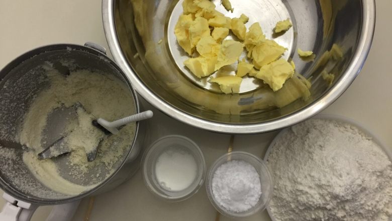 杏仁曲奇,准备好所有材料开始制作(我的盐和糖粉还有细砂糖是装在了一起哦!)