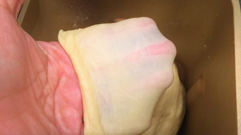 迷你热狗包,揉至20分钟左右后放入黄油,揉至完全扩展阶段
