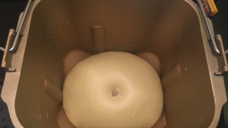 迷你热狗包,手沾少许面粉,插入面团中间,不回缩即发酵好了