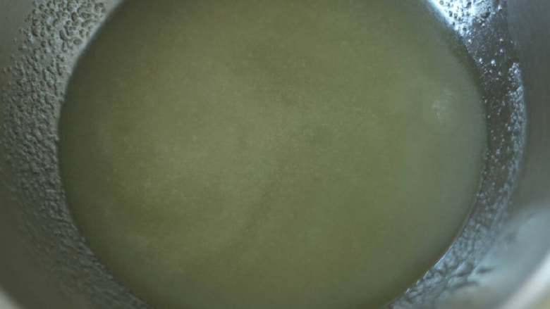 胡萝卜蛋糕,糖,盐,油用打蛋器混合。