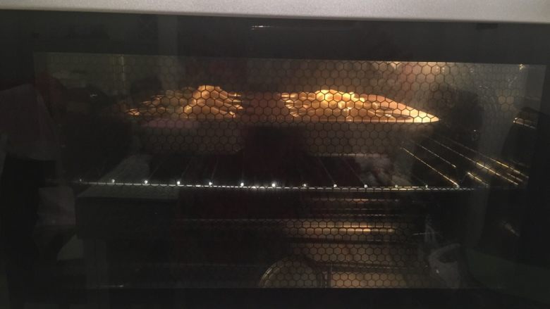 迷你热狗包,烤箱预热180度上下火中层20分钟左右