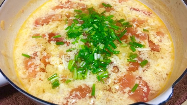 「吃货久久」香气扑鼻的番茄蛋花汤,撒盐调味 关火 关键的步骤来了!一定要淋香<a style='color:red;display:inline-block;' href='/shicai/ 5506'>麻油</a>!!!这步很重要!撒葱!喷香无比!