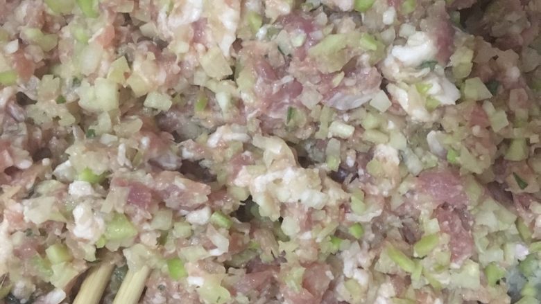 萝卜肉饺子,拌好肉馅儿后放入青萝卜。再次拌匀。可在此加酱油,高汤盐。