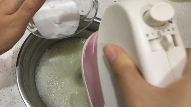 懒人戚风蛋糕(6寸方),然后把糖,一次性加入,继续搅拌。