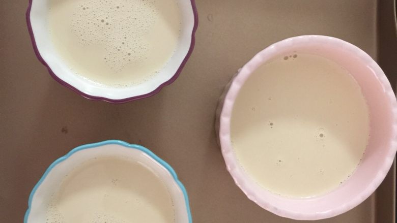 红茶布丁,将布丁液过筛倒入烤盅内