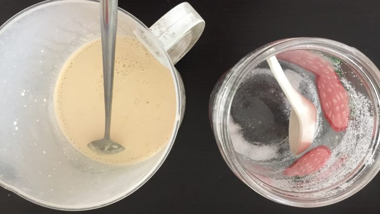 红茶布丁,关火,加入细砂糖,搅匀。(如果用的是茶叶,这一步要让奶茶过筛)