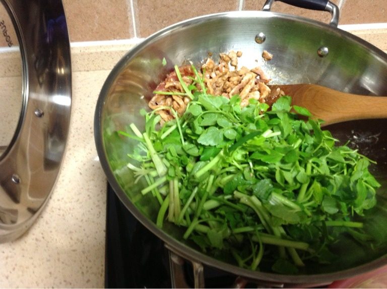 水芹炒肉丝,待水芹菜断生即与肉丝合炒,翻炒均匀烹入料酒出锅