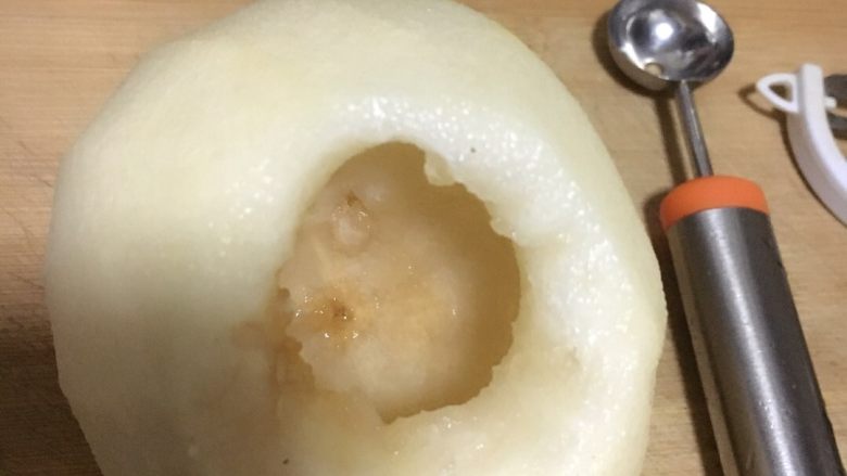 冰糖雪梨,<a style='color:red;display:inline-block;' href='/shicai/ 2111'>雪梨</a>洗净、去皮、去核 （可利用旁边工具）