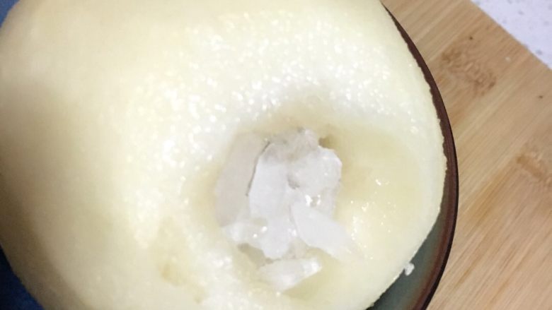 冰糖雪梨,塞入细碎<a style='color:red;display:inline-block;' href='/shicai/ 866'>冰糖</a>