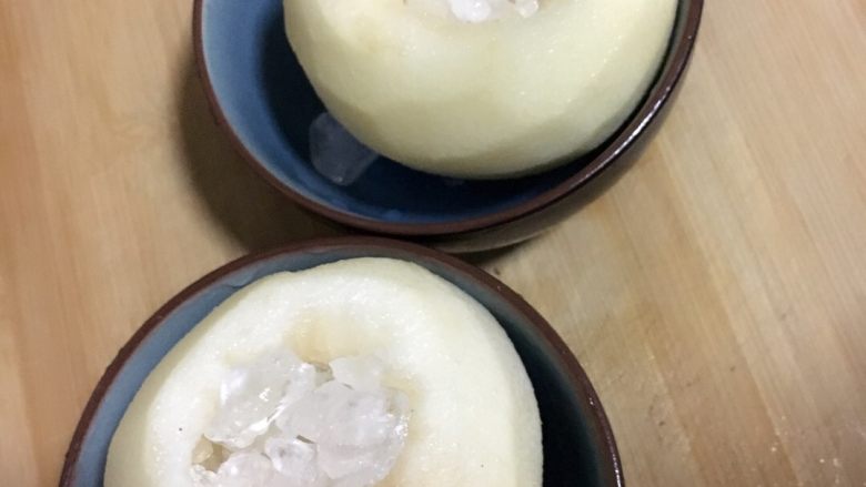 冰糖雪梨,放置适合的碗里、因为会有汁，在碗里雪梨边围放冰糖