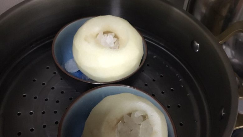 冰糖雪梨,放入蒸锅（10-15分钟）完成✅