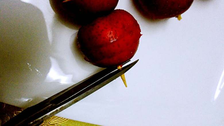冰糖葫芦+#有个故事#,家里有小孩子的,最好将竹签的尖剪去,安全