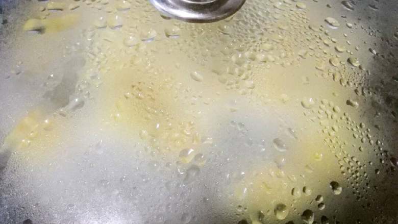 小馄饨+#有个故事#,次放入煮沸的热水中,盖上煮会儿