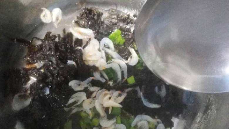 小馄饨+#有个故事#,汤料先用煮开的馄饨水泡开,少量哦