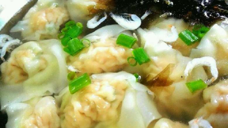 小馄饨+#有个故事#,煮熟的馄饨放入有虾皮、紫菜、葱头的大碗里, 皮薄馅少,汤料精致,加虾皮,紫菜,葱花,营养高,清鲜不腻,肉馅细腻