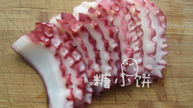 章鱼片握寿司,<a style='color:red;display:inline-block;' href='/shicai/ 76373'>章鱼须</a>加一小撮盐搓洗干净表面黏膜,焯水几秒后捞出过一下冰水,切片后冰镇备用。