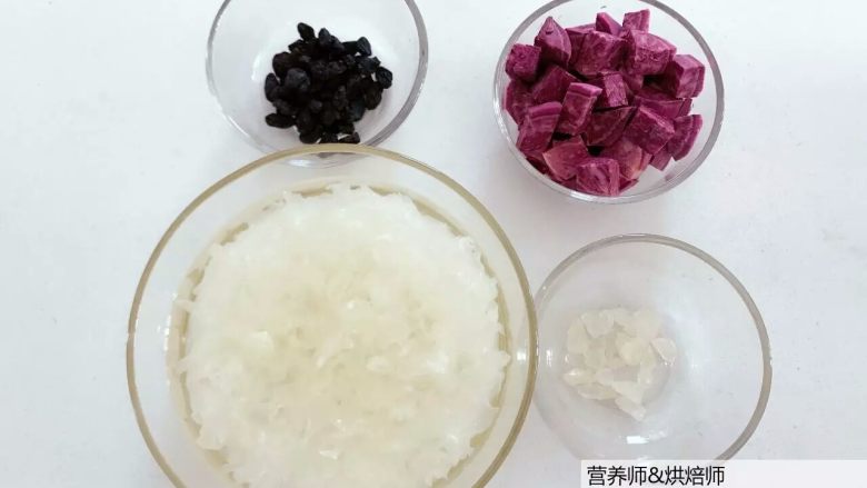 宝宝辅食:健康小甜品,咕噜咕噜,热乎乎喝一碗,超级满足!18M+,准备好所有食材。
》将干<a style='color:red;display:inline-block;' href='/shicai/ 232'>银耳</a>放在温水中泡一晚。小芽比较喜欢提前一晚泡发,这样第二天起来直接炖煮就可以了,成品也会更加软烂,也可以提前1个小时泡发。
》如果<a style='color:red;display:inline-block;' href='/shicai/ 2643'>紫薯</a>切得比较小块,最后成品基本上全部炖化在汤里了,如果想要吃到成块<a style='color:red;display:inline-block;' href='/shicai/ 2643'>紫薯</a>的,可以切大块一点。