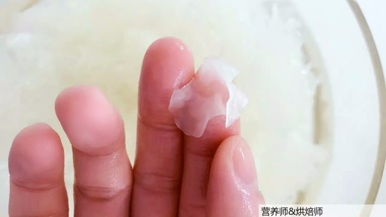 宝宝辅食:健康小甜品,咕噜咕噜,热乎乎喝一碗,超级满足!18M+,把泡发好的银耳用手撕碎,小宝宝食用,撕得越碎越好,这样也更容易煮出胶质。
》把银耳蒂丢掉不要用哈。
