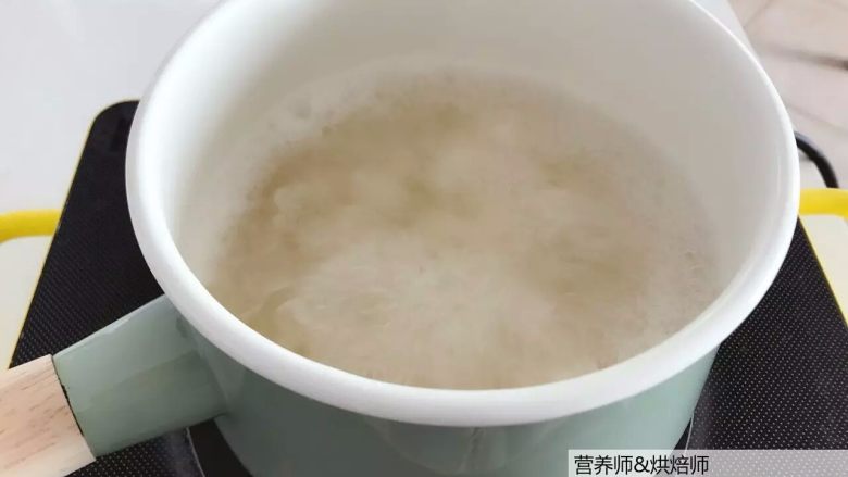 宝宝辅食：健康小甜品，咕噜咕噜，热乎乎喝一碗，超级满足！18M+,将银耳放入汤锅，加入清水，用大火煮开，然后转中火炖煮30分钟。