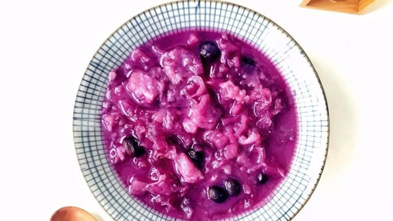 宝宝辅食:健康小甜品,咕噜咕噜,热乎乎喝一碗,超级满足!18M+,热热的开喝吧。
》如果是更小的宝宝,建议用搅拌机搅碎吃,更易消化吸收,不建议10个月以下宝贝食用哈。