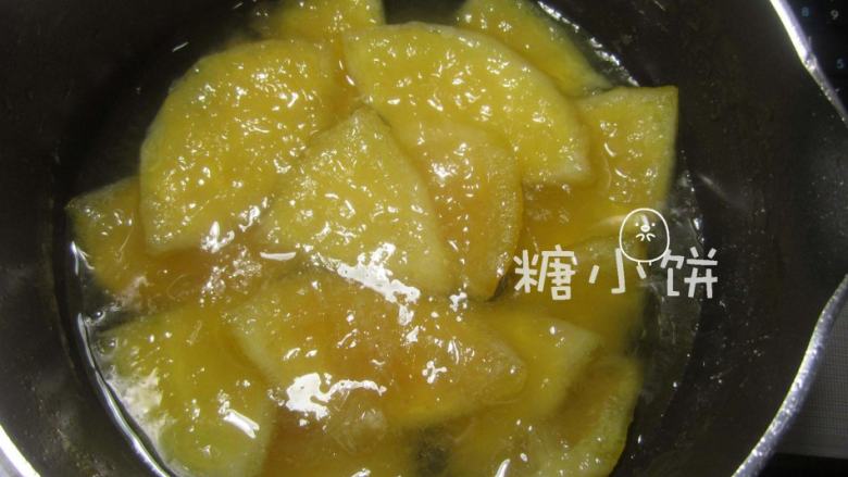 PH柠檬蛋糕,柠檬混合185G细砂糖,20G<a style='color:red;display:inline-block;' href='/shicai/ 919'><a style='color:red;display:inline-block;' href='/shicai/ 919'>柠檬汁</a></a>和375G水煮开,保持微沸状态加热一个小时后离火,静置冷却过夜。