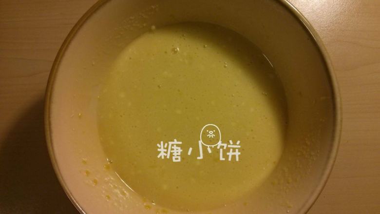 PH柠檬蛋糕,再加朗姆酒和<a style='color:red;display:inline-block;' href='/shicai/ 8197'>淡奶油</a>打匀,再加入打发的黄油打匀。
(个人感觉后加黄油感觉很难搅匀,还是一开始就跟糖和蛋一起打匀的好)