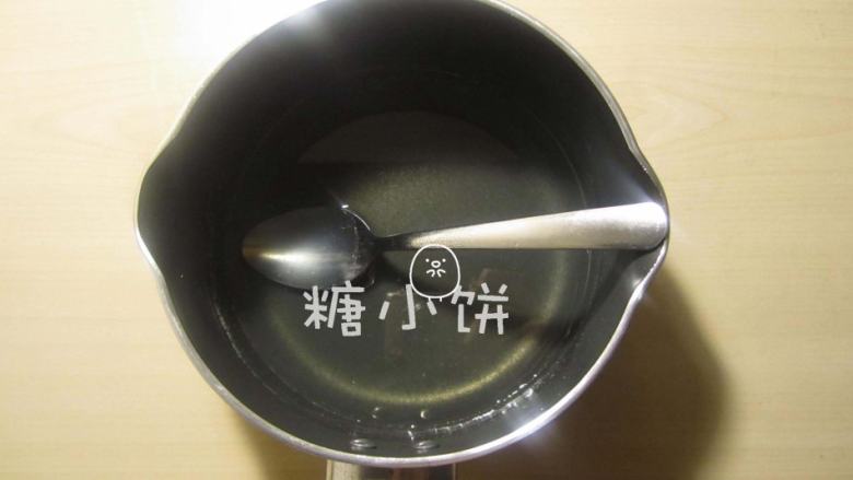 PH柠檬蛋糕,细砂糖25G,水30G和柠檬汁15G混合 煮沸至透明的糖浆状,冷却备用。
蛋糕烤好以后趁热把这些糖浆都刷上去即可。
