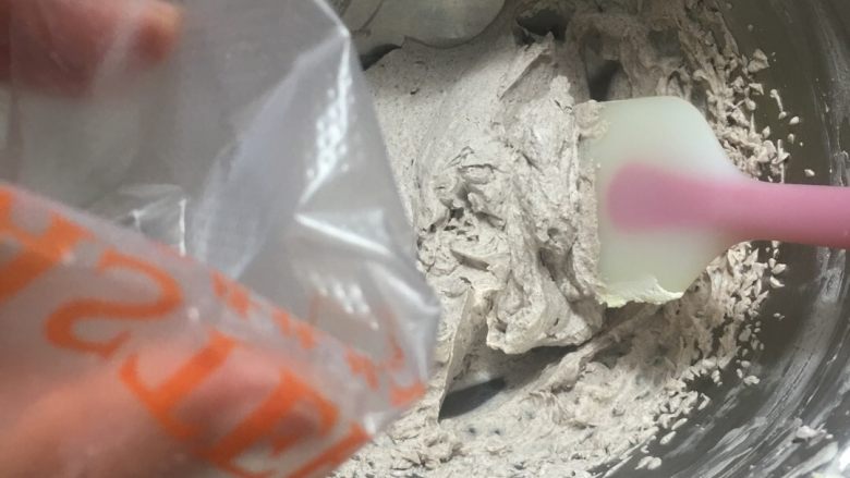 咸奶油奥利奥盒,把咸奶油装进裱花袋中,我为了表面挤花纹,同时用了裱花嘴