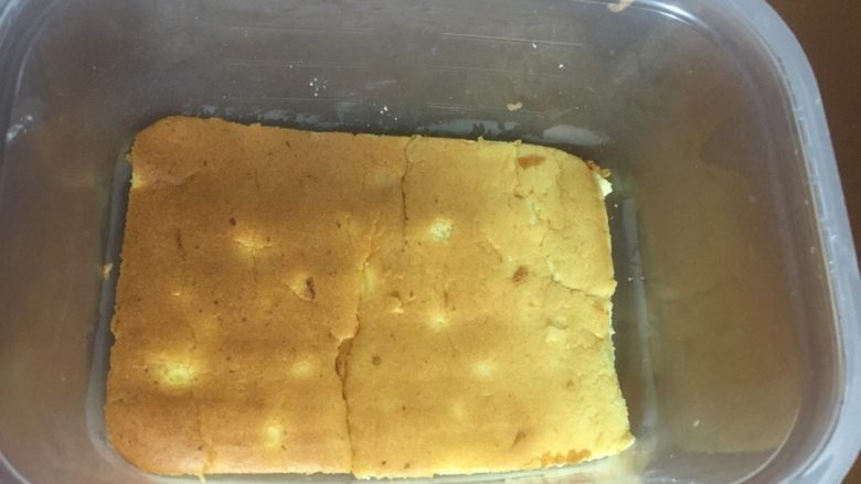咸奶油奥利奥盒,盒子底上先平整地铺一层蛋糕胚