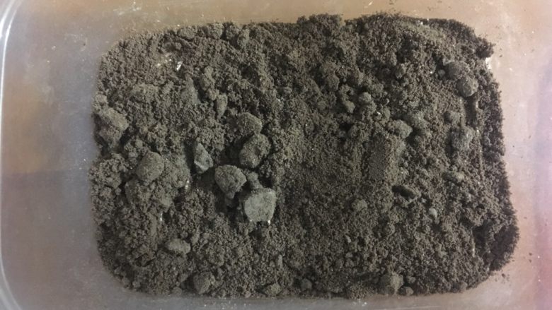 咸奶油奥利奥盒,铺上一层奥利奥的饼干碎屑,不打成粉也没关系,有颗粒感吃起来也不错