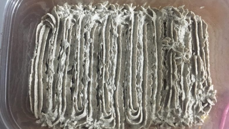 咸奶油奥利奥盒,再次重复挤咸奶油和铺奥利奥的饼干碎
