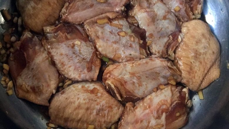 可乐鸡翅,用葱姜蒜，老抽  生抽  料酒，盐，腌制15分钟