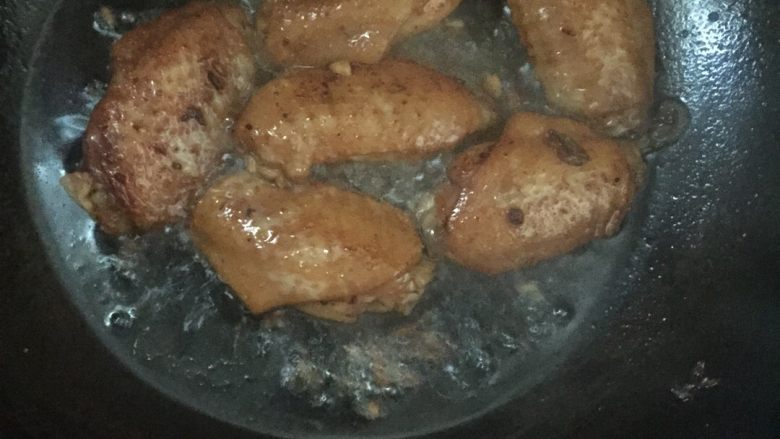 可乐鸡翅,锅里放油，两面煎炸